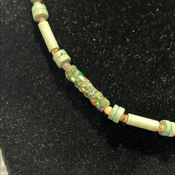Chic Green Beaded Necklace - Picture 3 of 5